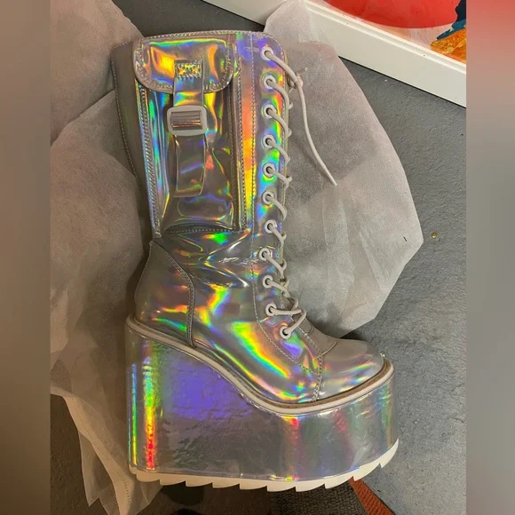 SILVER HOLOGRAM DUNE DESERT PLATFORM BOOTS by Y.R.U. - Picture 3 of 9